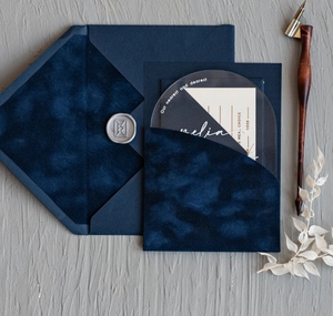 Invitación de Boda Arqueada de Acrílico Transparente Azul Marino de Lujo, Texto Blanco, Sobre de Terciopelo, Impresión Personalizada Moderna - Product Image 2