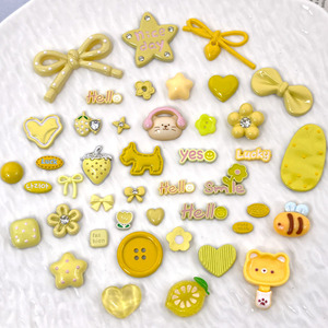Adorables patchs autocollants en résine jaunes en forme de nœud, fraise et cœur pour Crocs et accessoires de coque de téléphone - Product Image 2