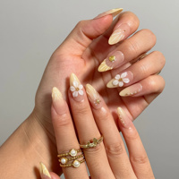 Faux ongles à presser dégradé rose nude et jaune, forme amande moyenne, en acrylique, avec motifs 3D coquillage doré, étoile de mer, fleur et perle