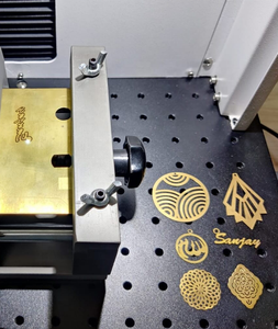 سعر ماكينة وضع علامات القطع بالليزر ثلاثية الأبعاد الصغيرة المحمولة الصغيرة والمجوهرات المصنوعة من الألومنيوم 20 واط و 30 واط و 50 واط للقطع والنقش للبلاستيك والمعادن والذهب - Product Image 2