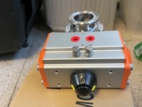 Vanne papillon sanitaire à double action DIN 2 voies à raccord Tri-Clamp avec actionneur pneumatique pour le traitement pharmaceutique des boissons et du lait