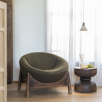 Fauteuil simple en velours vintage avec structure en bois massif et accoudoirs capitonnés pour salon, chambre ou salle de séjour