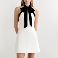 Robe Mini Élégante Blanche Coupe A-Line Personnalisée avec Grand Nœud Noir Contrastant, Col Halter Sans Manches pour Femme – Idéale pour Cocktails, Soirées et Bals de Promo