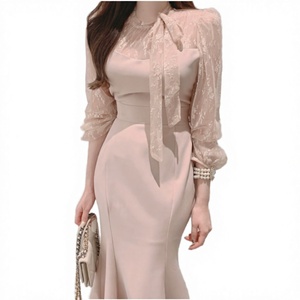 Robe sirène élégante rose longue avec superposition en dentelle, manches bouffantes transparentes et détails floraux en dentelle délicate – Vente en gros de robes pour femmes - Product Image 3