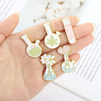 Broches personnalisées en émail de dessin animé pour les amoureux des plantes, flacon, tube à essai, broche en émail, broche en métal plaqué, collection en gros