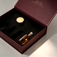 Boîte cadeau rigide écologique personnalisée bordeaux avec fermeture magnétique, poignée, insert en mousse EVA et logo estampé à chaud – Luxe