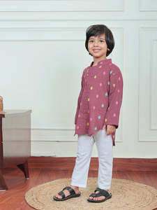 Ensemble Kurta en coton imprimé pour garçons avec pyjama blanc – Tenue ethnique traditionnelle pour fêtes et mariages – Ensemble Kurta pour enfants - Product Image 3