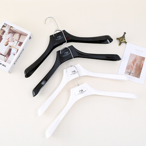 Magasin <span class=keywords><strong>de</strong></span> vêtements costume cintre large épaule épaissie sans couture étendoir simple en plastique cintre bois décontracté veste cintre - Product Image 1