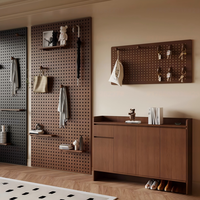 Meuble à chaussures d'entrée classique en chêne clair sur mesure avec cloisons amovibles pour villa de vacances, rangement flexible pour différents types d'objets