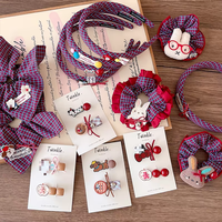Nouveau Chouchou pour Enfants en Tissu à Motif Ours de Dessin Animé à Carreaux Rouges avec Nœud et Étiquette