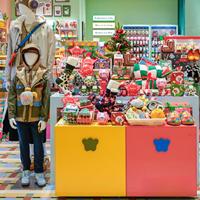 Présentoir de vente au détail en bois à niveaux personnalisable, comptoir îlot avec zone de suspension pour sous-vêtements, chaussettes et articles ménagers en magasin