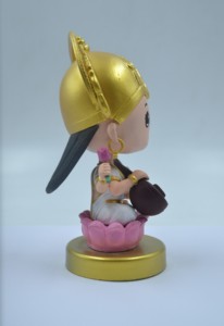 Bobblehead Saraswati es un animal lindo y juguetón, perfecto para el tablero de tu coche, la oficina o la decoración del hogar. - Product Image 3
