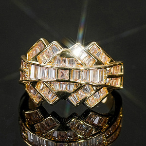 Bague géométrique futuriste en zircon pour femme, bijou de doigt de luxe et tendance - Product Image 6