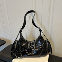 Sac fourre-tout bandoulière rétro tendance 2026 avec rivets et fermeture éclair, couleur unie, style motard, idéal pour le dropshipping