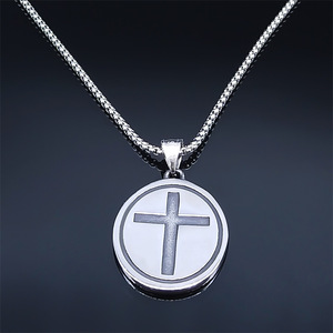 Collier religieux en acier inoxydable avec médailles en argent antique, croix antique, Saint Benito, Saint Christophe, Saint Michel, symboles chrétiens - Product Image 4