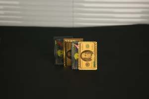 קלפי משחק מעוצבים בסגנון מטבע אירופאי, מצופים זהב PET, עמידים וזוהרים, למשחקי פוקר ובידור משפחתי. - Product Image 5