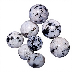 Esfera de Cristal de Piedra Lunar Blanca Pulida, Colección de Figuritas, Tema de Ángel de Navidad, Decoración Artesanal, Crystalsbydua Gujrat - Product Image 1