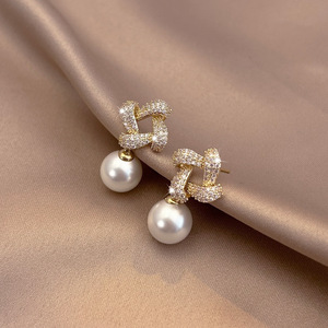 Orecchini Placcati Oro con Diamanti e Perle Irregolari, Nuovo Design di Lusso a Goccia, Stile Coreano di Tendenza per Matrimonio, Orecchini Raffinati - Product Image 1