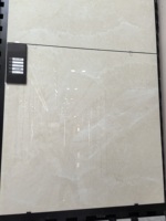 Vente flash : Carrelage en céramique moderne 60x60, brillant, en porcelaine, gris marbré, pour sol de villa