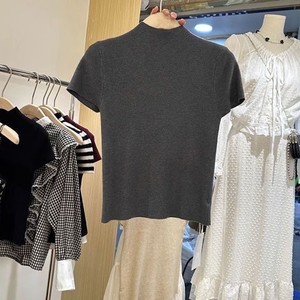 T-shirt court sans manches à col semi-montant et épaules classiques pour femme – Tendance - Product Image 5