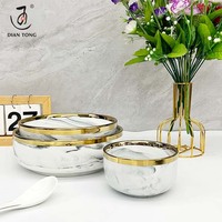 Service de vaisselle de luxe en porcelaine à bord doré pour 12 personnes, comprenant des bols, des assiettes à dessert et des assiettes à dîner en céramique.