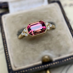 Anello di Fidanzamento in Stile Vintage, Design Classico per Donne - Product Image 1