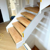Marches et contremarches d'escalier en bois massif de chêne rouge, design multicouche durable, style moderne et minimaliste pour villas et duplex intérieurs