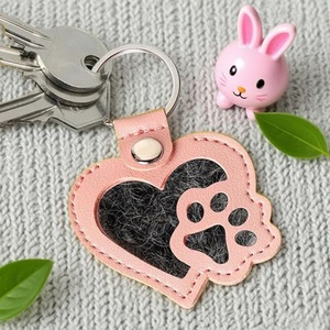 Dễ Thương Hình Trái Tim Mèo Và Con Chó Tóc Lưu Trữ <span class=keywords><strong>Keychain</strong></span> Biểu Tượng Tùy Chỉnh Kim Loại Vật Nuôi Chân Tưởng Niệm Mặt Dây Chuyền Cho Chủ sở hữu PU Chất Liệu Da - Product Image 4