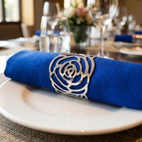 Anneau de serviette en métal classique écologique, couleur unie, forme de fleur dorée, pour la décoration de table de banquet d'hôtel, pour mariage ou fête
