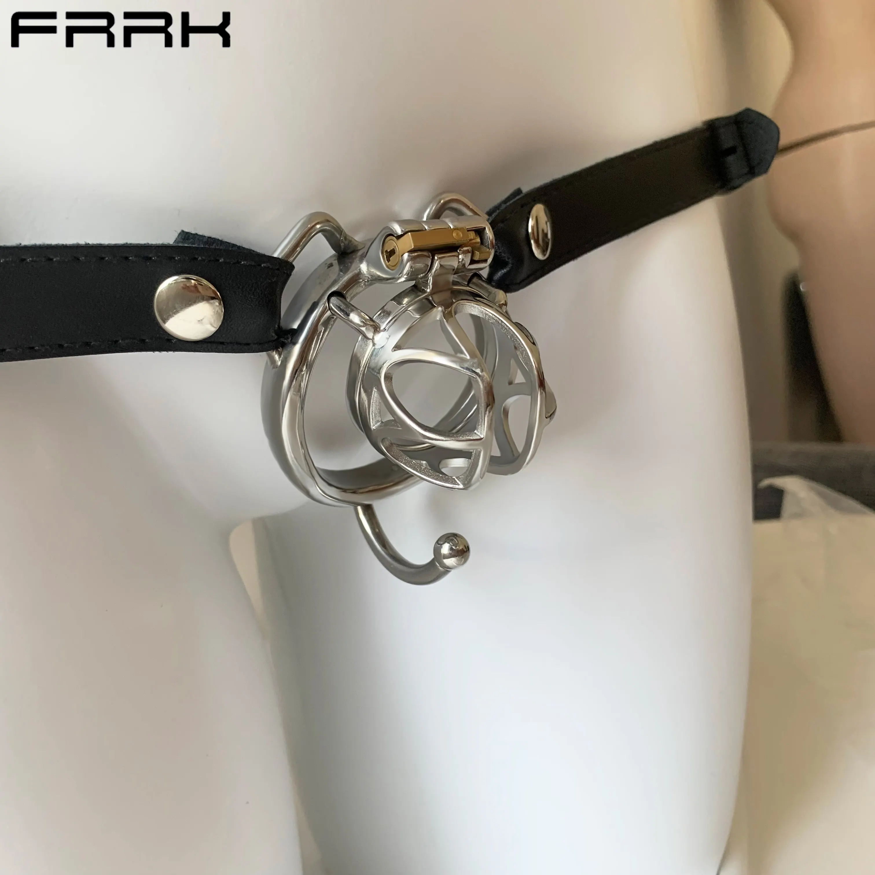 男性大人のカップルのための黒のベルトが付いているFRRKウェアラブル湾曲リング純血種コックケージステンレス鋼デバイス