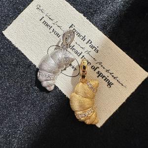 Pendentif en argent pur S925 en forme de corne de vache avec un design rétro français médiéval, bijoux en perles mignons et impeccables - Product Image 1