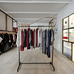Moderno y Elegante Tendedero de Acero con Forma de Ola, Plegable y Portátil, Soporte de Exhibición de Pie para Centros Comerciales y Tiendas de Ropa - Product Image 6