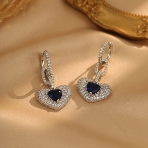 Pendientes de Botón de Oro Chapado de Alta Calidad, Estilo Ligero y Lujoso, Personalizados con Cristal Azul Zirconia, Regalo para Mujer - Product Image 3