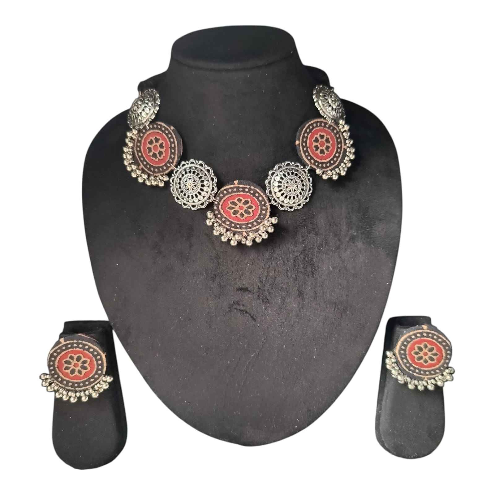 สีแดงดินเผาสีดำและสีเงิน