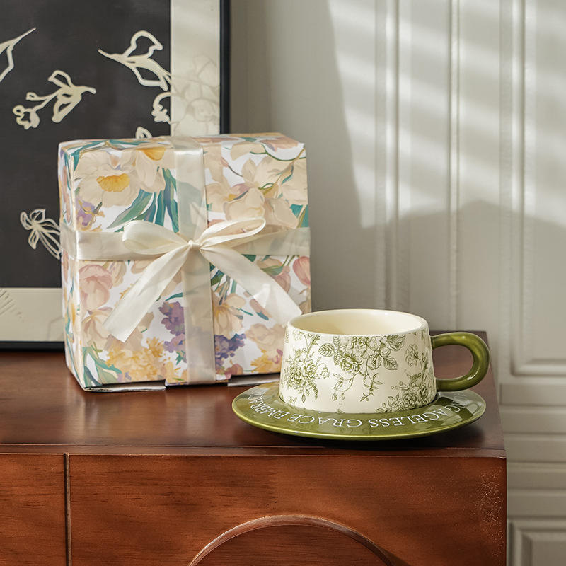 ถ้วยกาแฟและจานรองสีเขียวแบบบล็อกสี - กล่องลายดอกกุหลาบพร้อมริบบิ้น