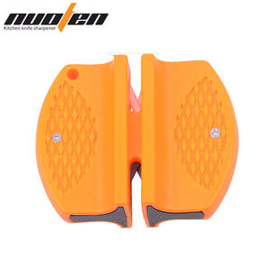 Aiguiseur de couteaux en forme de V orange avec céramique et carbure de tungstène pour une utilisation en extérieur et pour les couteaux de cuisine - Product Image 3