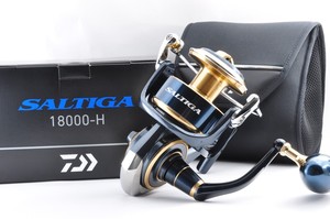 Compre el Nuevo y Moderno Carrete de Pesca Giratorio Daiwa Saltiga 18000 H para Diestros, Relación de Engranajes 5.8:1, 8 Rodamientos, 600g - Product Image 2
