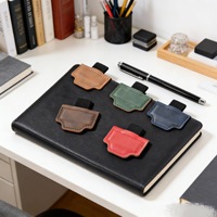 Marque-page magnétique en cuir PU OEM ODM avec porte-stylo, clip cousu à la main pour carnets, fournitures de bureau, cadeaux promotionnels