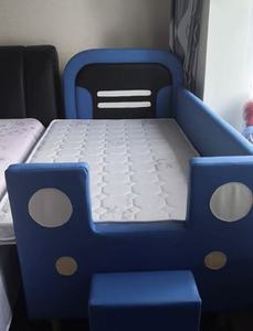 <span class=keywords><strong>Lit</strong></span> bébé en cuir coloré moderne et durable JS avec cadre en bois massif, barrière haute, design écologique pour chambre à coucher et hôtel - Product Image 3