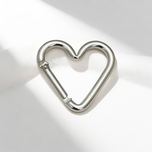 Accesorio minimalista de aluminio con forma de corazón para llavero, para bolsos pequeños, chapado en K blanco - Product Image 3