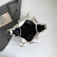 Sac fourre-tout en cuir PU 2026, style motard vintage Y2K, avec boucle cloutée, grande capacité, sacs à bandoulière pour femmes