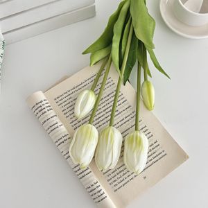 Flor Artificial de Tulipán de Seda Suave Hecha a Mano con 5 Cabezas, Decoración Navideña con Tacto Realista, Duradera de 3 a 5 Años para Sala de Estar - Product Image 1