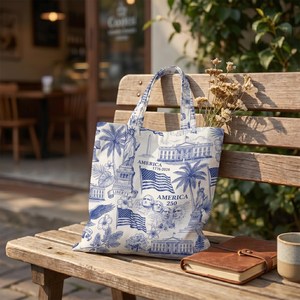 Sac <span class=keywords><strong>de</strong></span> la Fête <span class=keywords><strong>de</strong></span> l'Indépendance en <span class=keywords><strong>toile</strong></span> bleue et blanche avec imprimé d'enseignes et drapeaux américains, sac fourre-tout patriotique pour le 250e anniversaire des États-Unis - Product Image 3