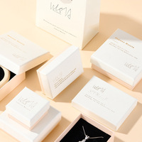 Boîte à bijoux carrée simple et rafraîchissante pour emballage de bracelets et colliers, coffret cadeau Saint-Valentin pour bagues et boucles d'oreilles