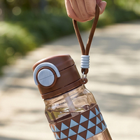 Bouteille d'eau portable anti-fuite à ouverture rapide avec paille intégrée, sangle antidérapante en silicone et dragonne de transport pour le sport
