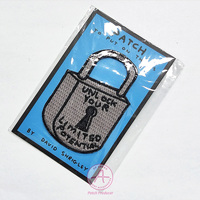 Patch de broderie personnalisé coupe le patch de forme avec crochet arrière de carte et support de boucle