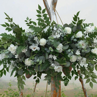 Guirlande florale artificielle moderne faite à la main en soie avec verdure suspendue pour la décoration de la remise des diplômes et de la fête des Mères