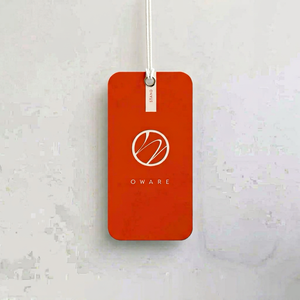 Etiqueta Redonda Elíptica Oware con Bandera Roja, Ecológica, para Transferencia Térmica e Impresión Digital, Etiqueta para Prendas con Borde Cortado a Láser - Product Image 1