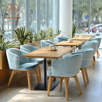 Ensemble de meubles de café moderne, de restaurant, de salon de thé, canapé en tissu bleu ciel, banc et chaises individuelles, tables à manger carrées en bois