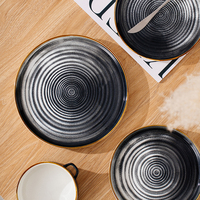 Service de vaisselle en céramique noire faite à la main, design émaillé flambeé, comprenant des bols, des assiettes plates et des ensembles de vaisselle.